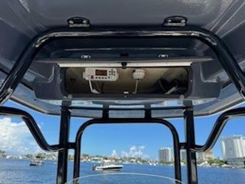 2022 Robalo R242 Center Console