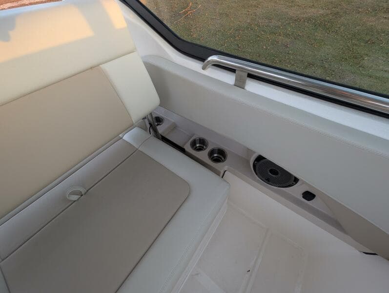2023 Boston Whaler 240 Vantage