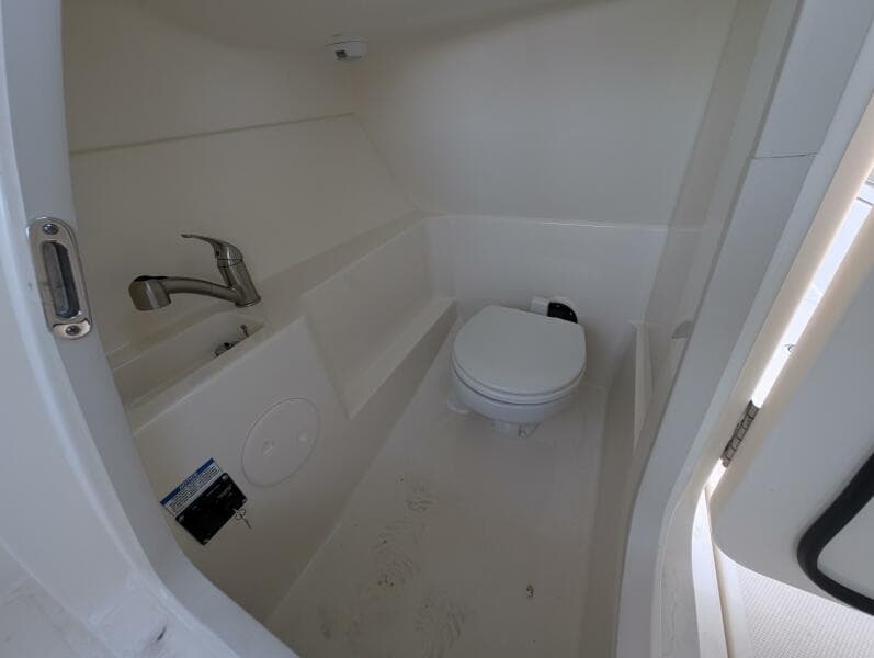 2023 Boston Whaler 240 Vantage