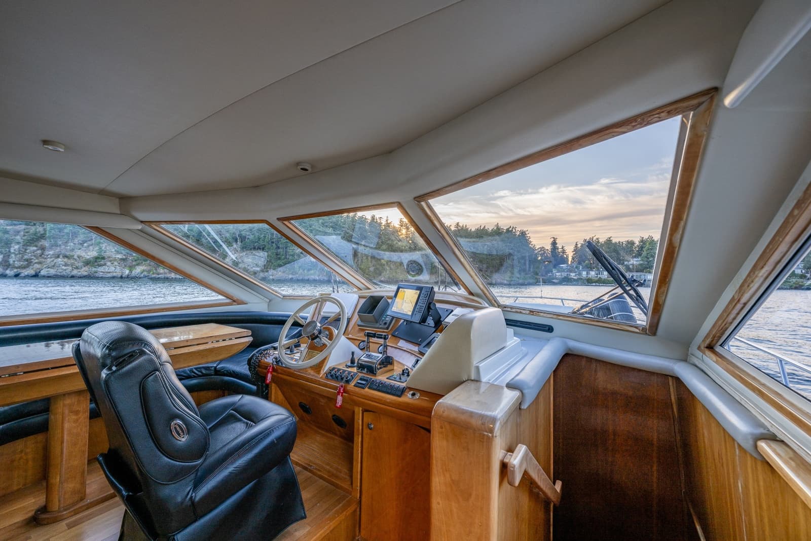 2001 Navigator 61 Pilothouse