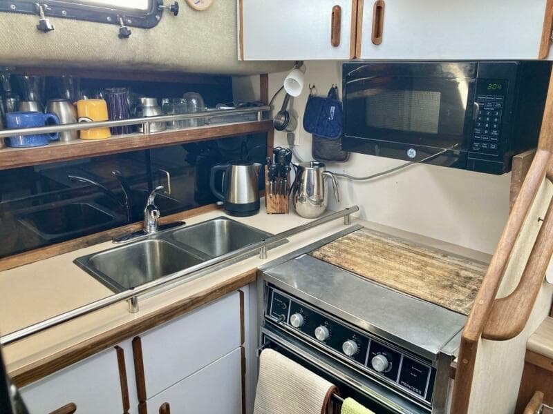 1983 Carver 3607 AC