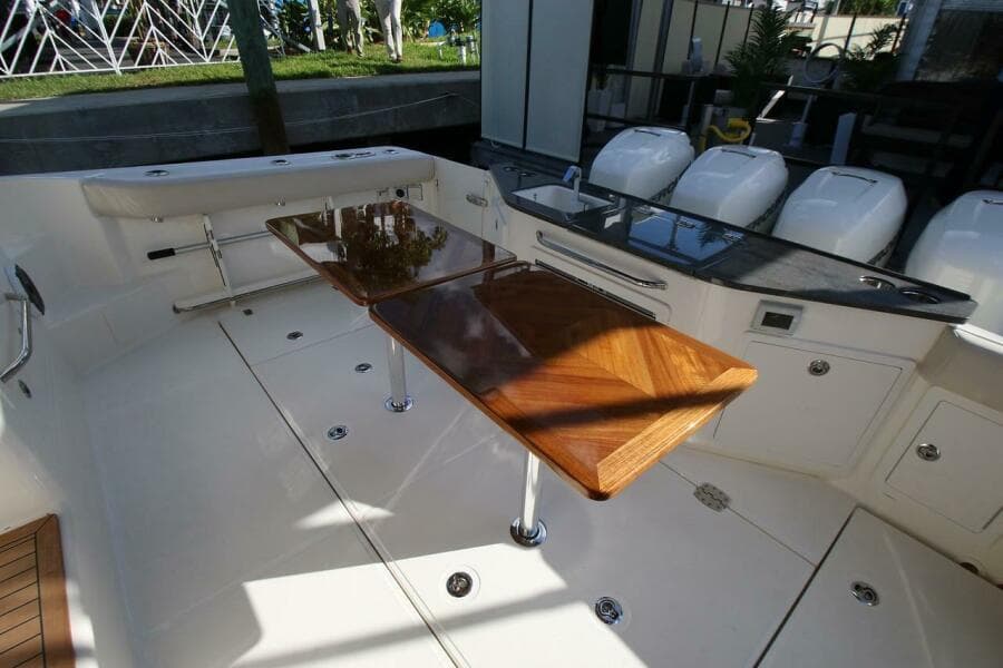 2021 Boston Whaler 405 Conquest