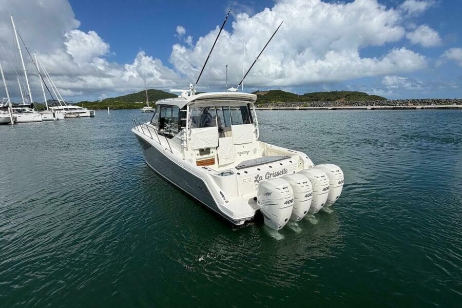 2021 Boston Whaler 405 Conquest