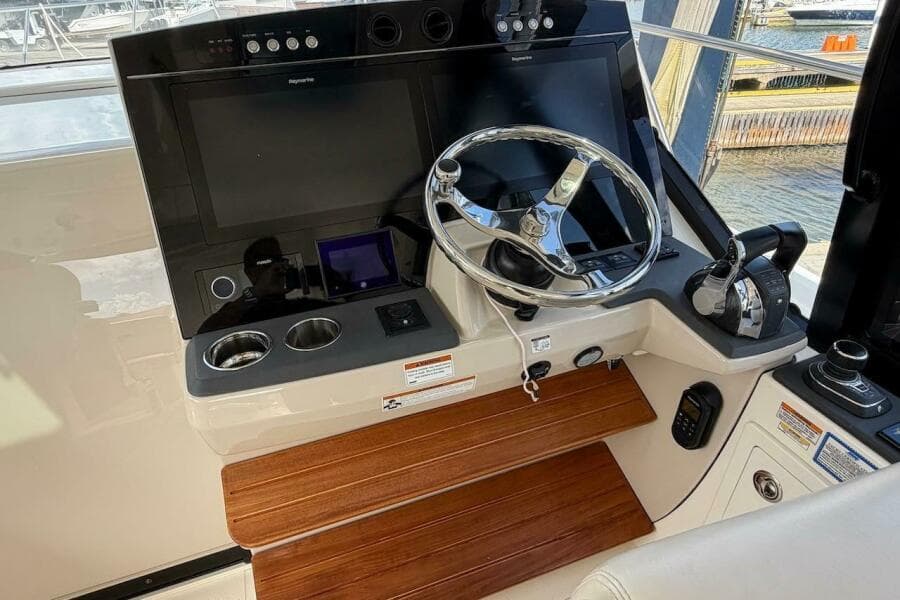 2021 Boston Whaler 405 Conquest