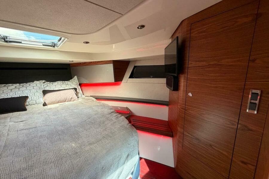 2021 Boston Whaler 405 Conquest
