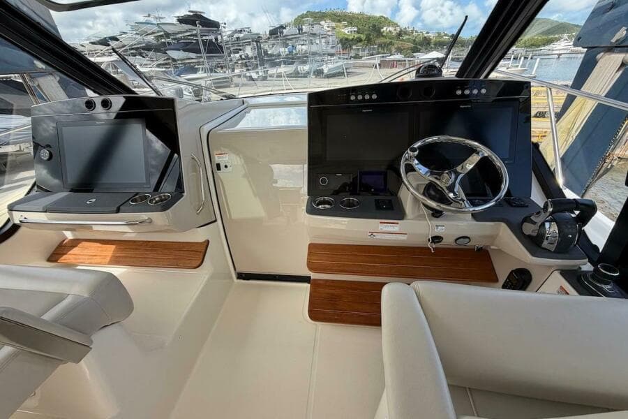 2021 Boston Whaler 405 Conquest