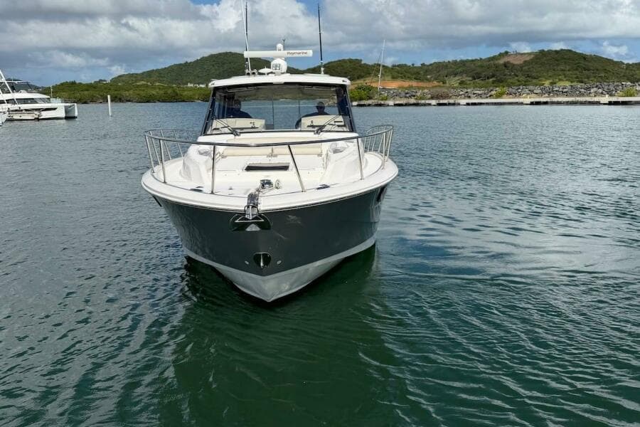2021 Boston Whaler 405 Conquest