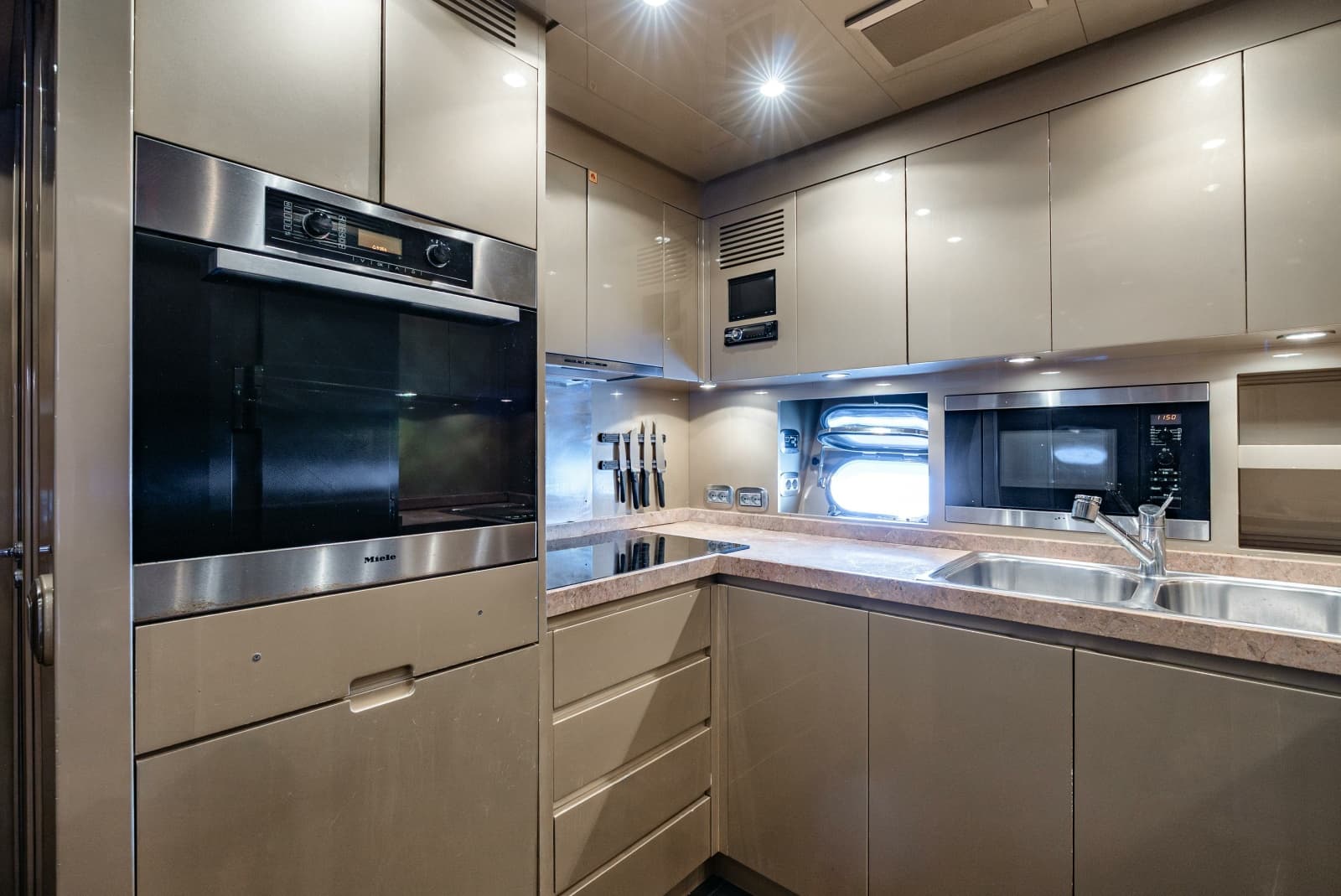 2010 Leopard Leopard 27 Sport