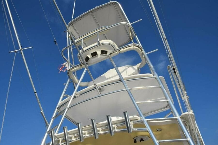 Gap Tower With Hardtop And Molded Cockpit Spreader Lights Beneath Tower Seat.