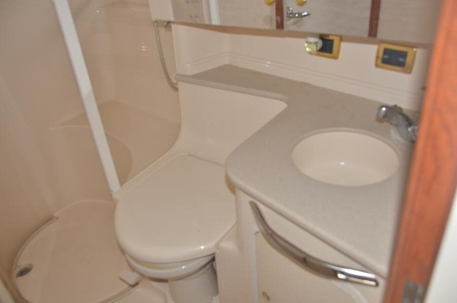 Sea Ray 46 4 RICH-SHER OR POORER - Master Ensuite Head