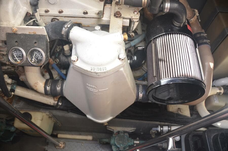 Sea Ray 46 4 RICH-SHER OR POORER - Engine Room