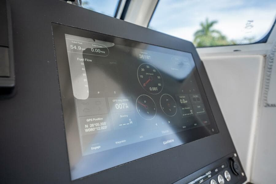 2021 Everglades 335 Center Console