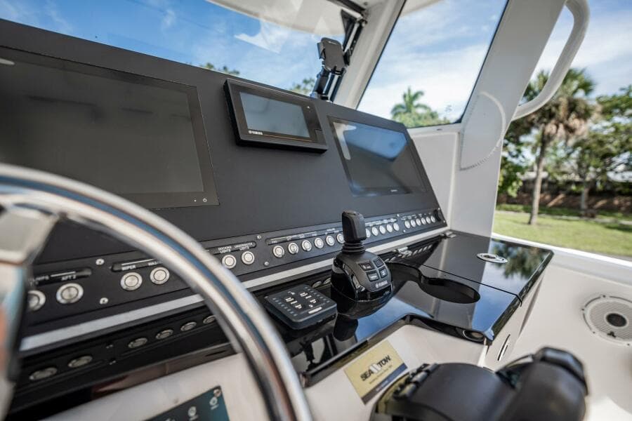 2021 Everglades 335 Center Console