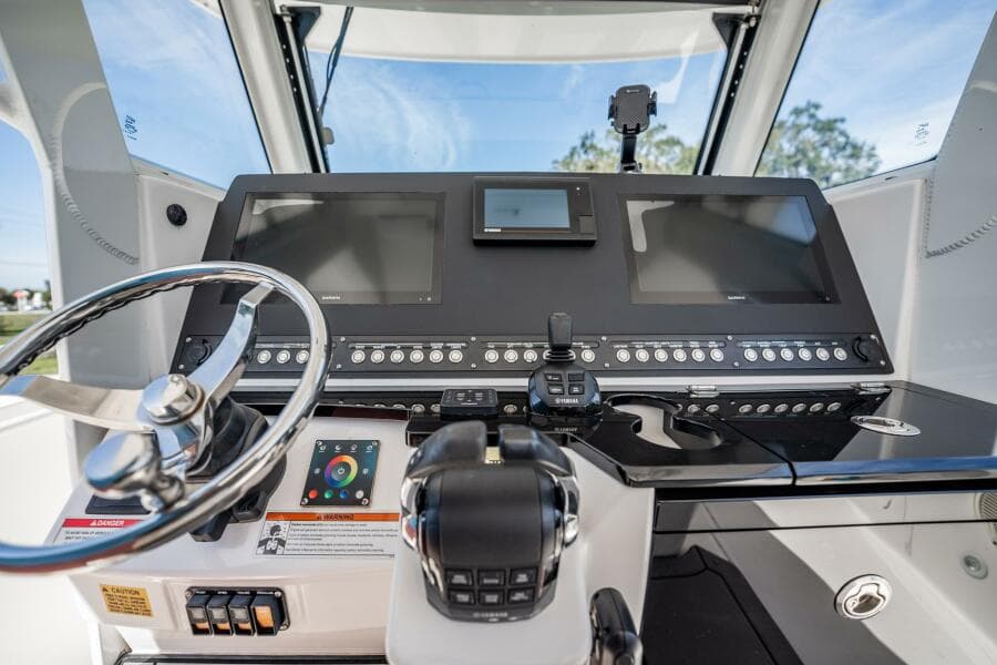 2021 Everglades 335 Center Console