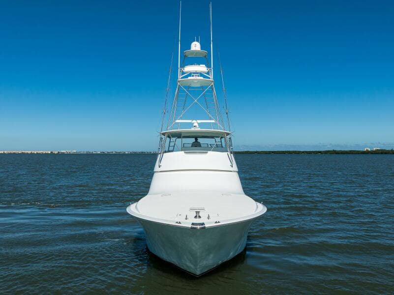 Clean Bow With Center Fairlead For Anchoring And Windlass