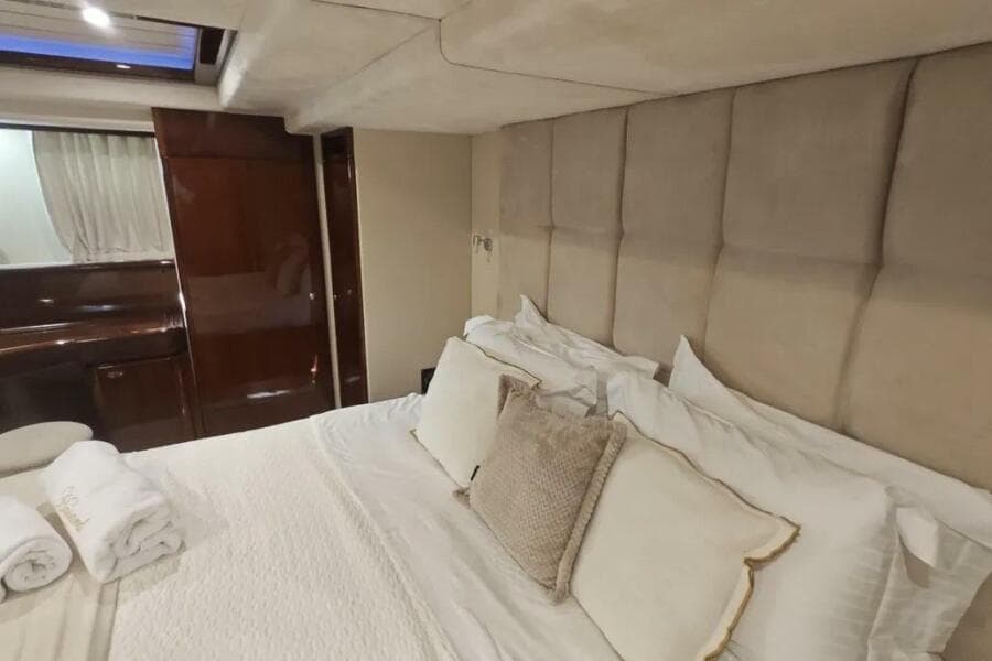 2002 Ferretti Yachts 720