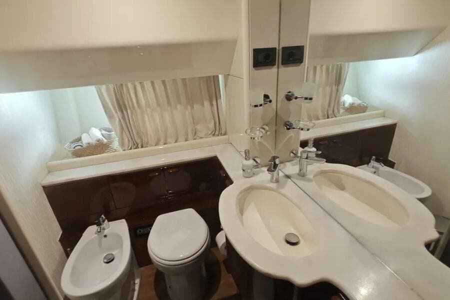 2002 Ferretti Yachts 720