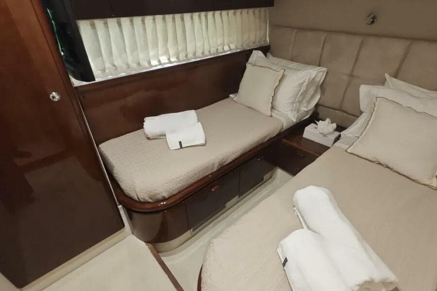 2002 Ferretti Yachts 720