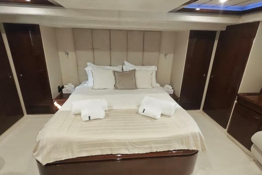2002 Ferretti Yachts 720