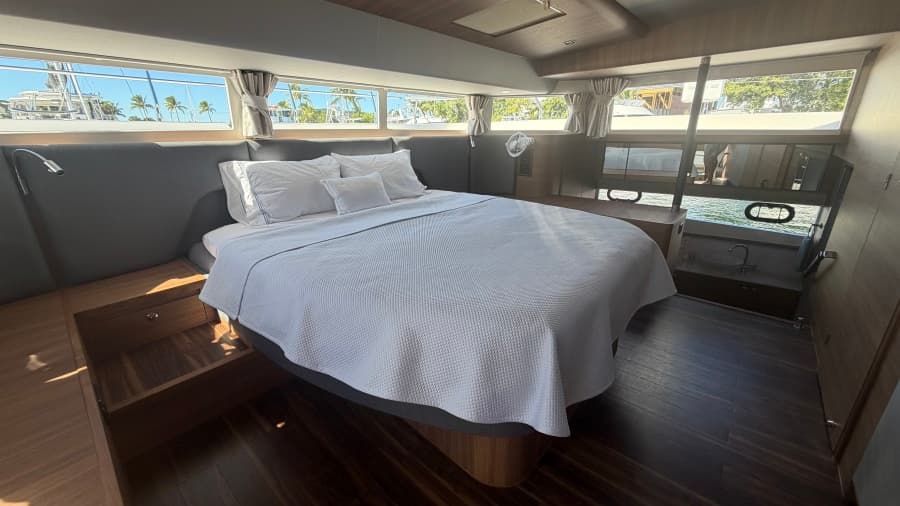 2025 Aquila 54 ENCLOSED BRIDGE