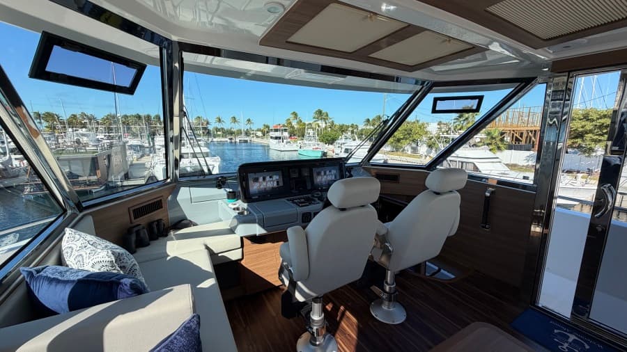 2025 Aquila 54 ENCLOSED BRIDGE