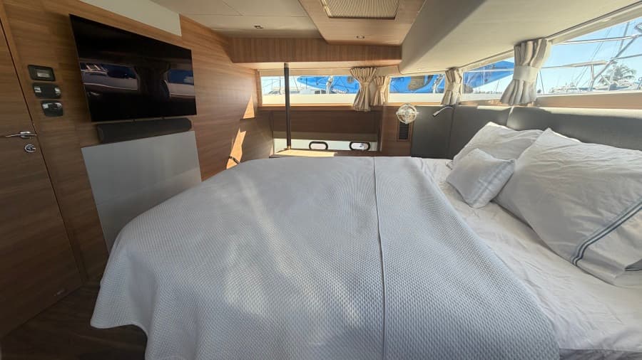 2025 Aquila 54 ENCLOSED BRIDGE