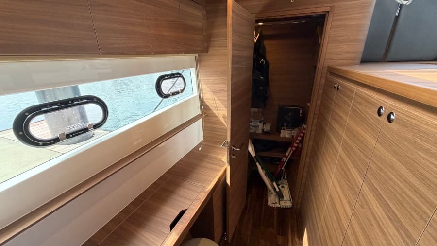 2025 Aquila 54 ENCLOSED BRIDGE