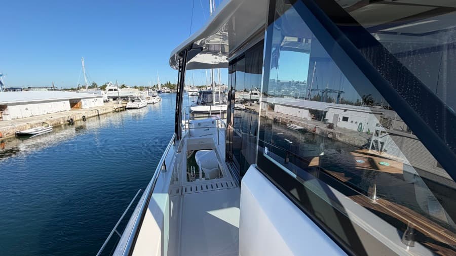 2025 Aquila 54 ENCLOSED BRIDGE