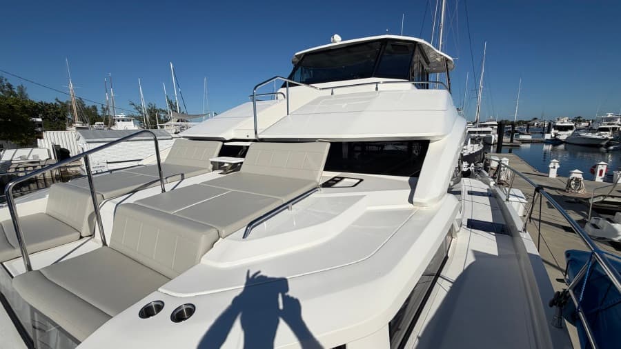 2025 Aquila 54 ENCLOSED BRIDGE