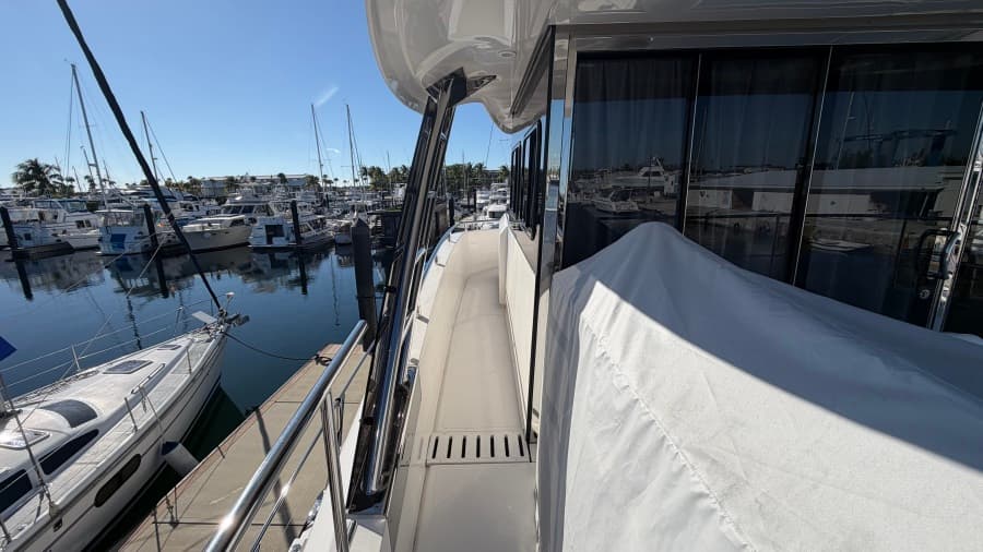 2025 Aquila 54 ENCLOSED BRIDGE