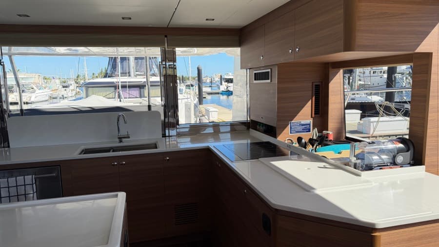 2025 Aquila 54 ENCLOSED BRIDGE
