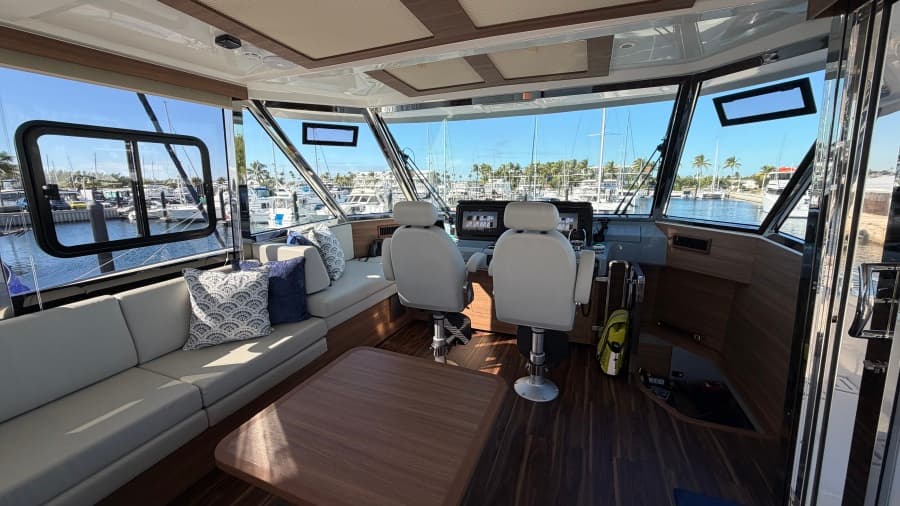 2025 Aquila 54 ENCLOSED BRIDGE