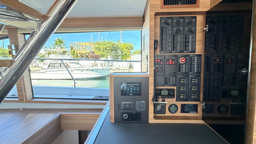 2025 Aquila 54 ENCLOSED BRIDGE