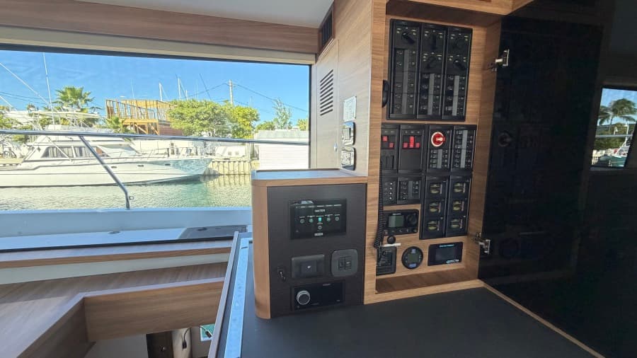 2025 Aquila 54 ENCLOSED BRIDGE