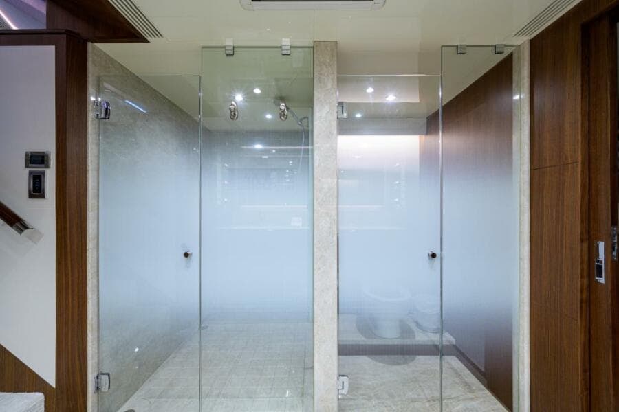 Ocean Alexander 100 ZEPHYR - Interior Master Stateroom Ensuite Head