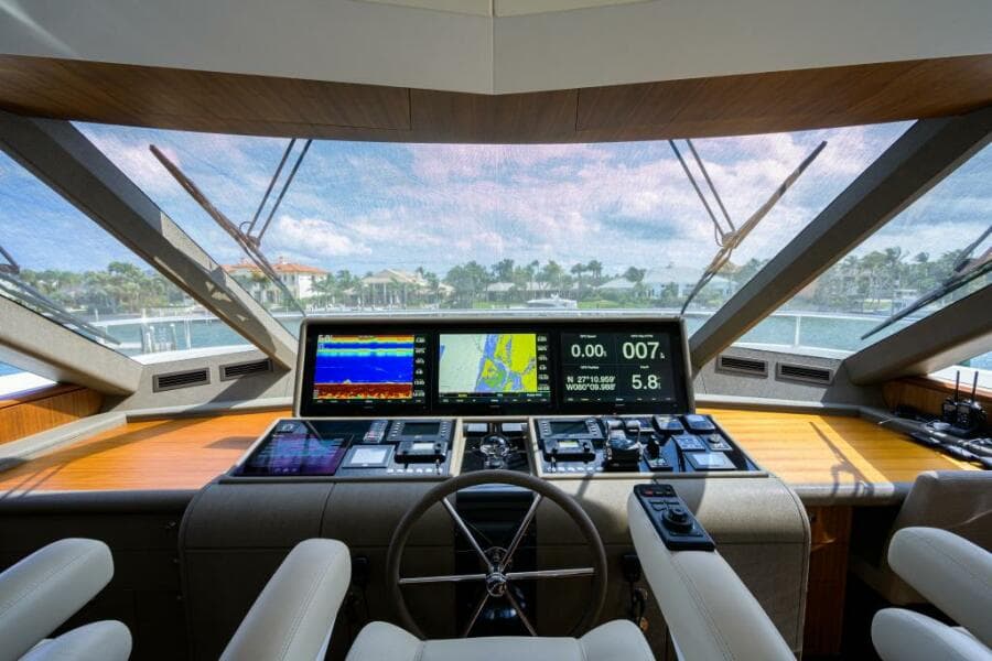 Ocean Alexander 100 ZEPHYR - Interior Flybridge Helm