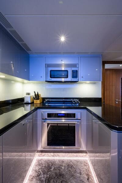 Ocean Alexander 100 ZEPHYR - Interior Chefs Galley