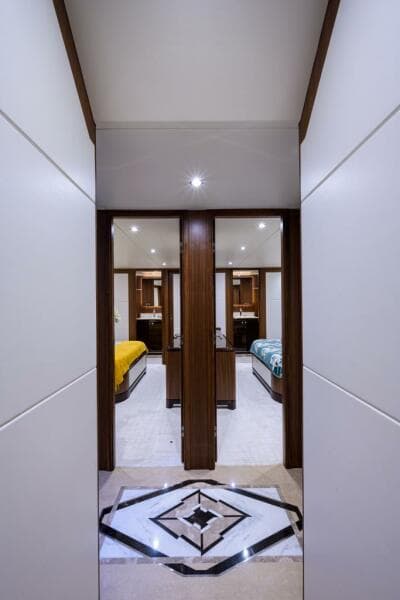 Ocean Alexander 100 ZEPHYR - Interior Guest Stateroom Entrance Hall 