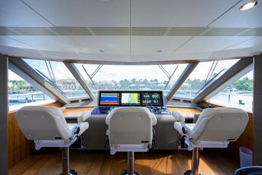 Ocean Alexander 100 ZEPHYR - Interior Flybridge Helm