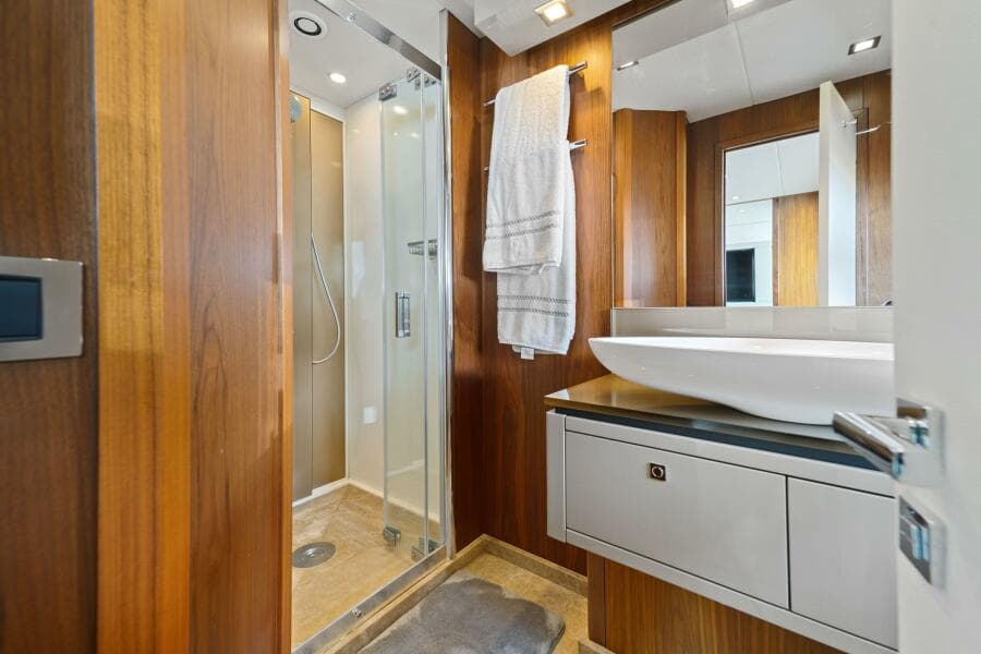 2013 Sunseeker Predator 84