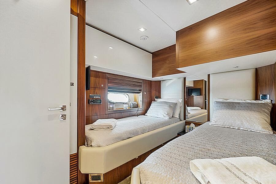 2013 Sunseeker Predator 84
