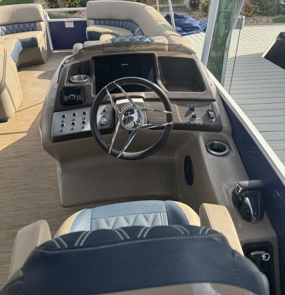 25' Bennington helm