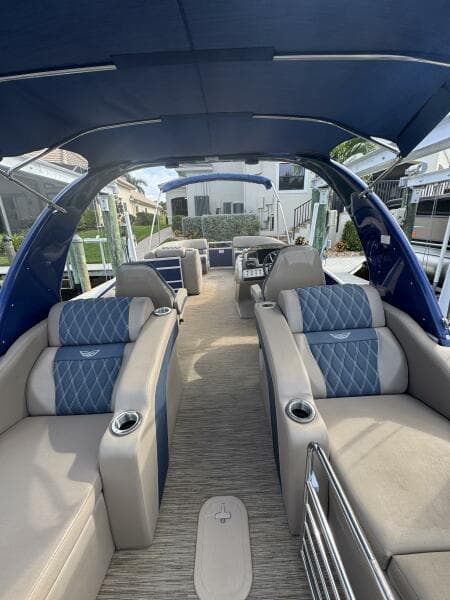 25' Bennington stern to bow 