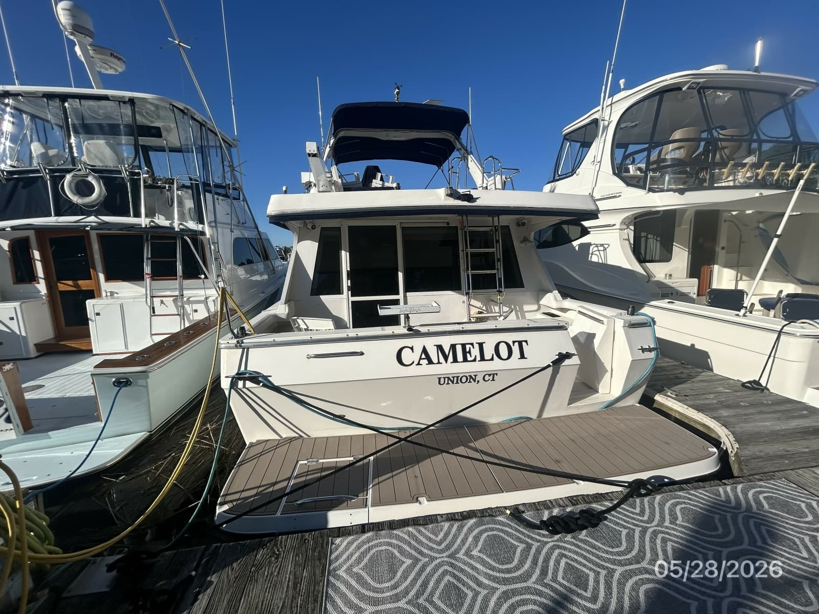 47' Bayliner aft profile