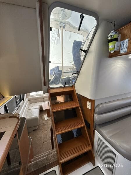 47' Bayliner pilothouse-flybridge stairs
