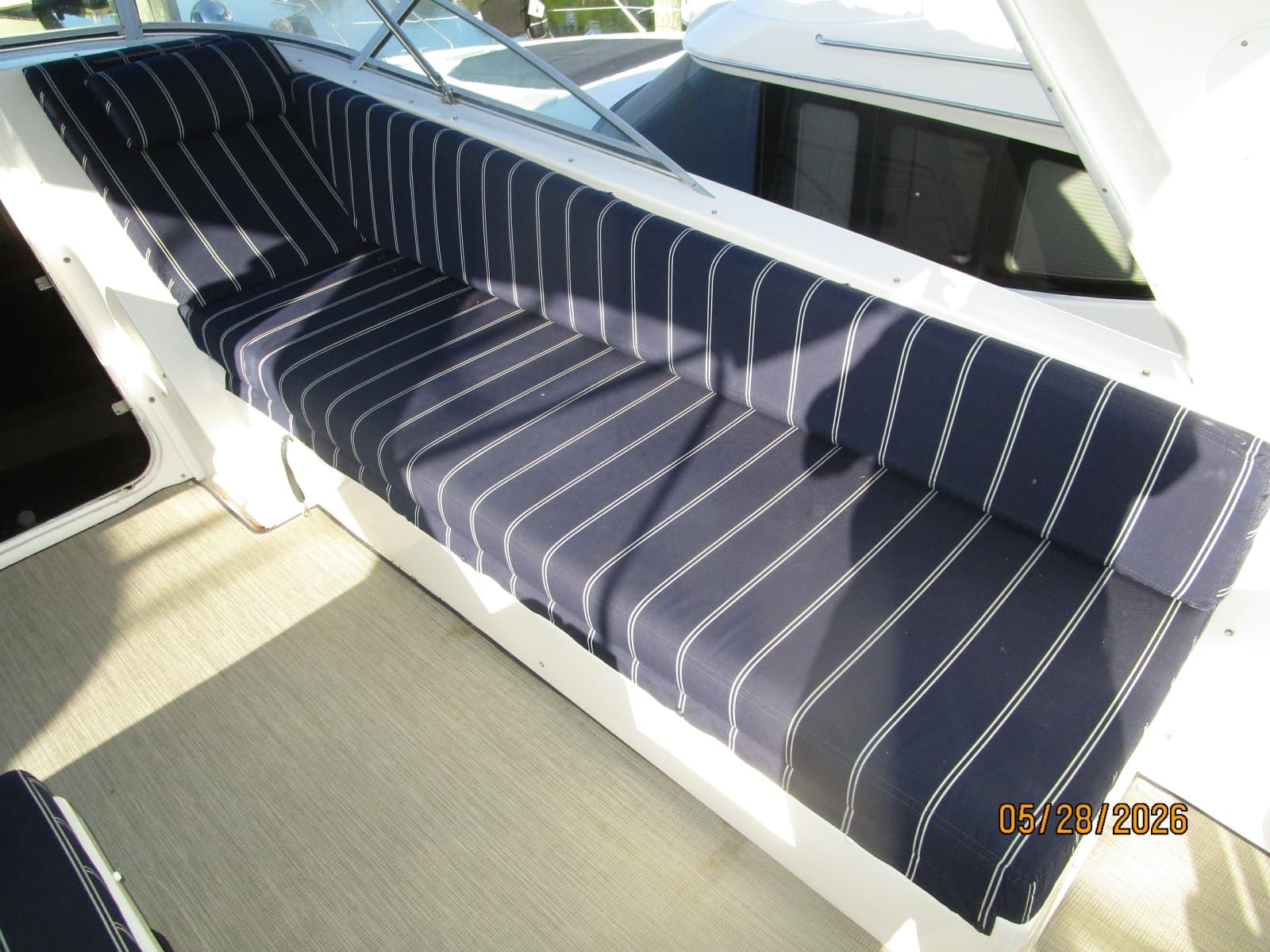47' Bayliner flybridge starboard seating