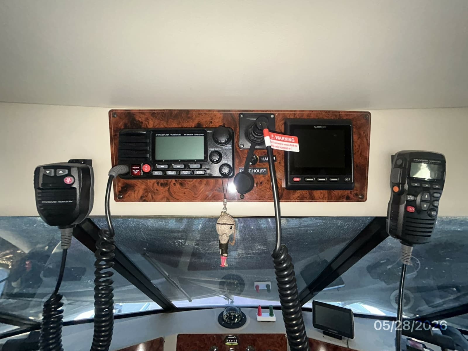 47' Bayliner pilothouse helm electronics