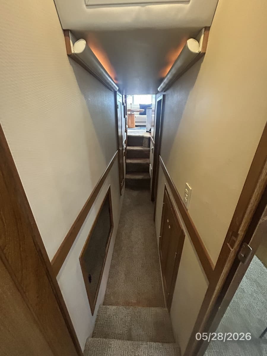 47' Bayliner guest companionway aft