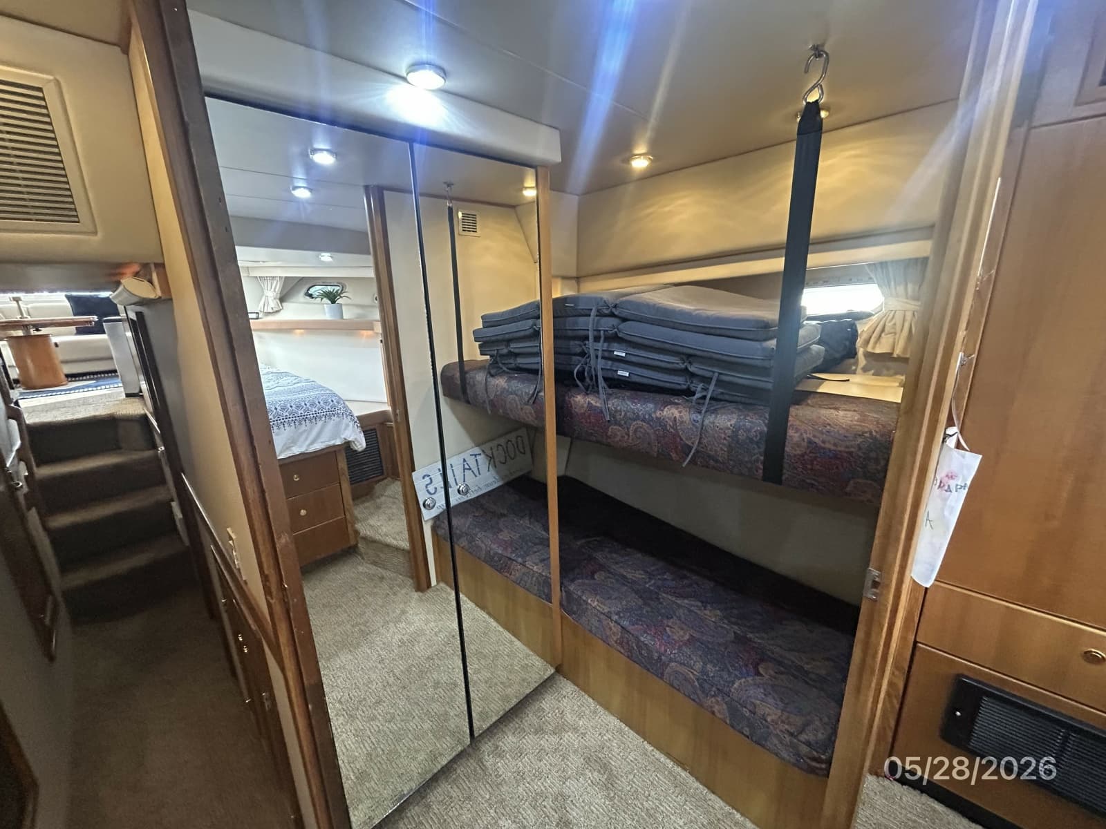47' Bayliner port forward guest stateroom
