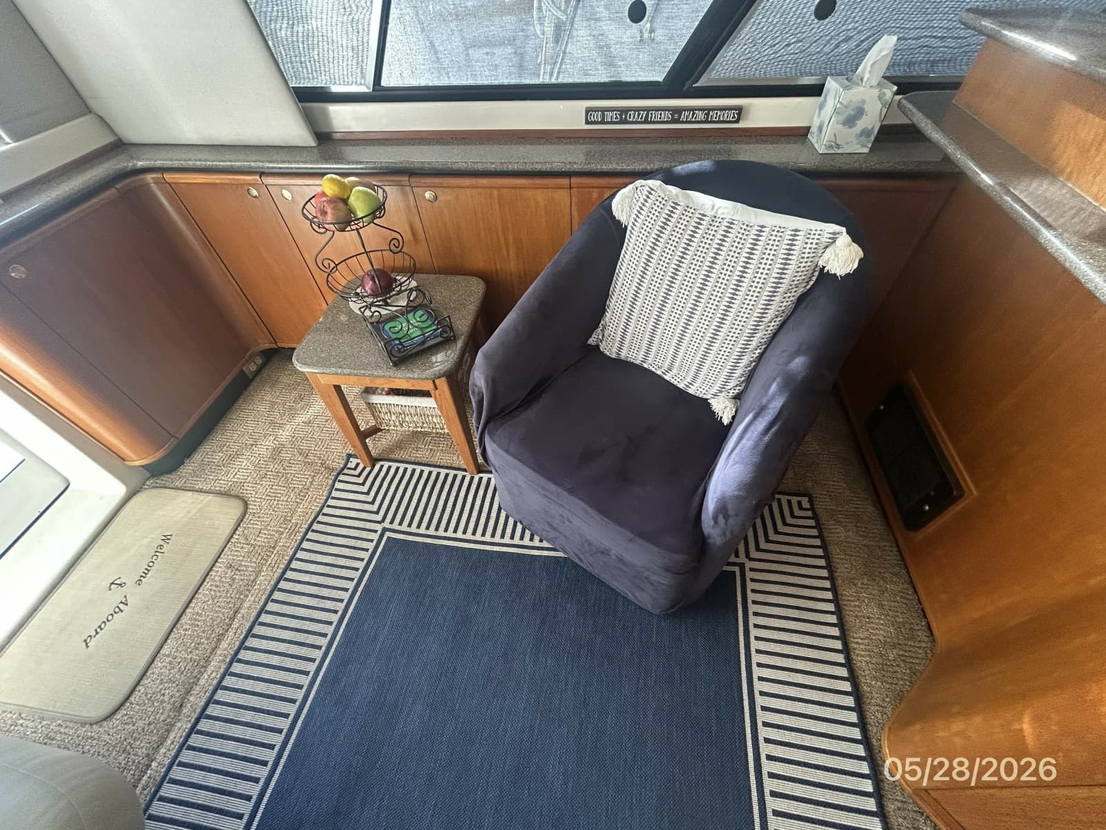47' Bayliner salon port seating